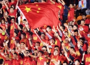 激动人心的足球比赛即将揭开序幕，球员们斗志昂扬